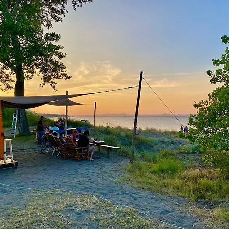 Отель Beachfront Caravans Черноморец Экстерьер фото